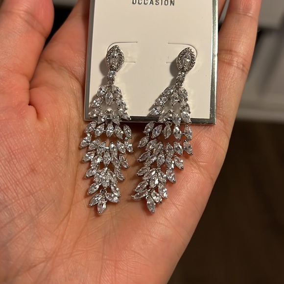 Stylish artificial diamond earrings to spruce up any outfit - Picture 3 of 4